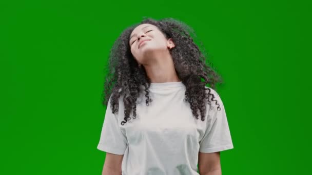 Жінка Кучерявим Довгим Волоссям Вдягнута Біла Сорочка Розтягує Шию Спину — стокове відео