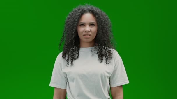 Zmatená Žena Kudrnatými Dlouhými Vlasy Oblečená Bílá Košile Pochybnosti Obavách — Stock video