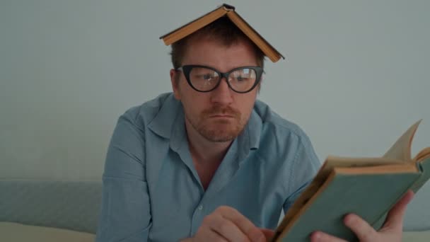 Bookish Draagt Bril Bladeren Door Boek Portret Volwassen Man Poseren — Stockvideo
