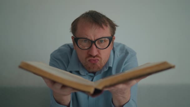 Hombre Divertido Lleva Gafas Cierra Libro Retrato Adulto Hombre Interior — Vídeo de stock