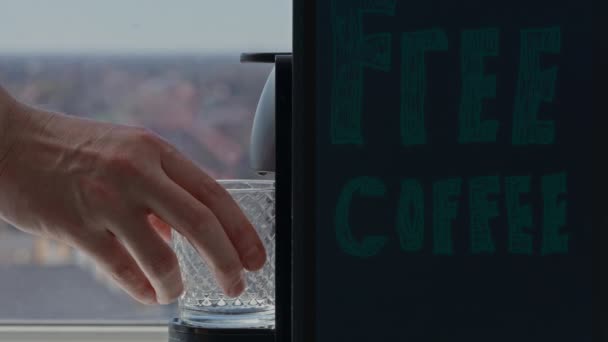 Бесплатный Кофе Машина Рядом Окном Прозрачная Чашка Заполнения Горячим Эспрессо — стоковое видео