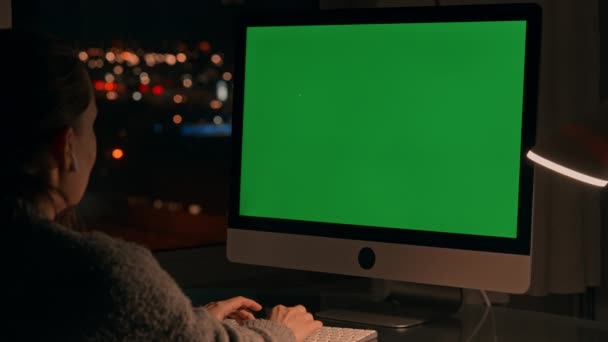 Geschäftsfrau Tippt Auf Tastatur Frau Mit Computer Mit Grünem Bildschirm — Stockvideo