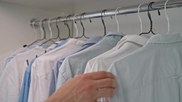 Man Väljer Kläder Flyttar Hand Olika Skjortor Garderob — Stockvideo