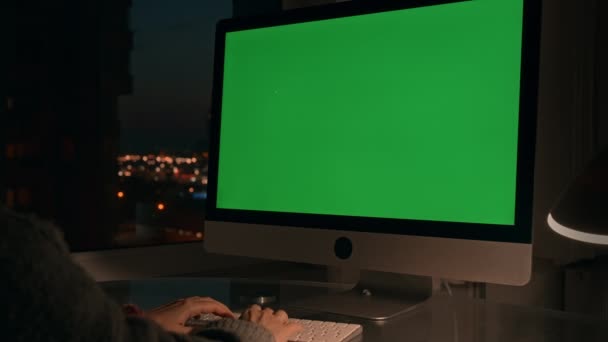 Неузнаваемая Женщина Печатающая Клавиатуре Используя Компьютер Зеленым Экраном Работающая Ночью — стоковое видео