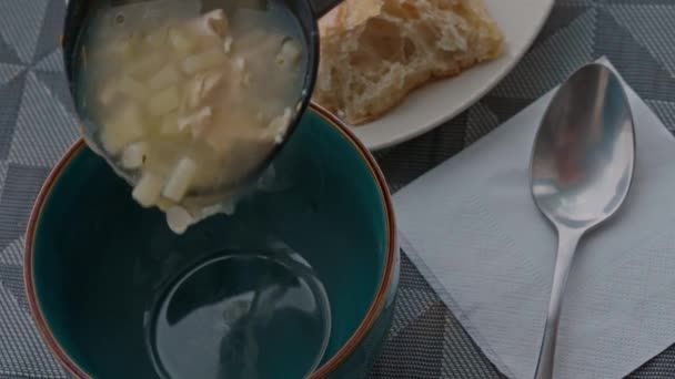 Πρόσωπο Ρίχνει Σούπα Ένα Πιάτο Αργή Κίνηση Τραπέζι Που Για — Αρχείο Βίντεο