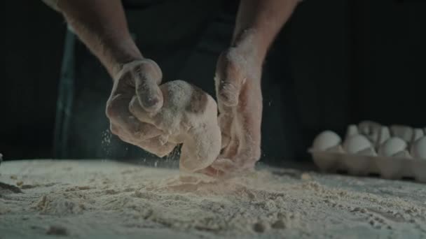 Man Matlagning Köket Bagare Gör Traditionella Bröd Slow Motion — Stockvideo