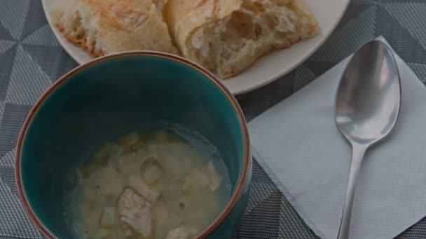 Bovenaanzicht Kom Met Kippensoep Bord Met Broodtafel Gedekt Voor Lunch — Stockvideo