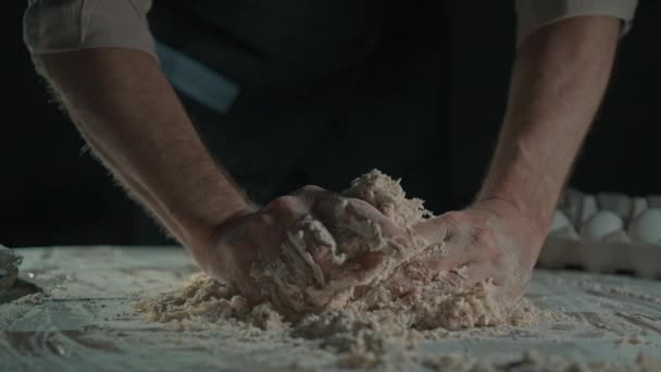 Panettiere Che Lavora Cucina Mani Maschili Impastando Pasta Pane Tradizionale — Video Stock