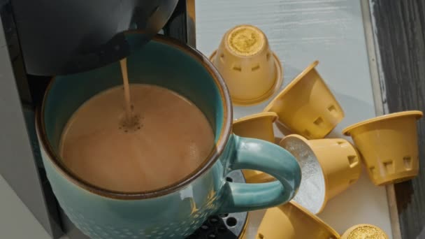 Кофеварка Делает Эспрессо Пеной Горячий Напиток Наливая Чашку Замедленного Движения — стоковое видео