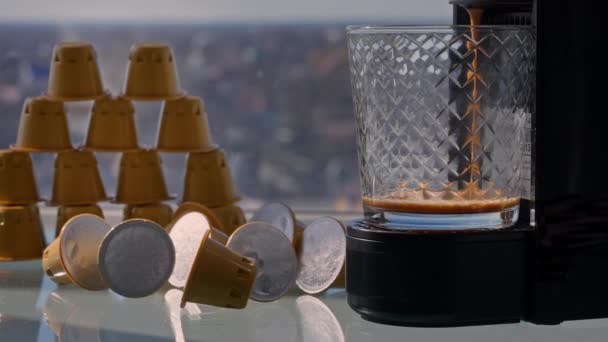 Прозрачная Чашка Медленно Заполняется Горячим Кофе Машина Делает Эспрессо Пеной — стоковое видео
