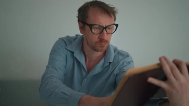Brainiac Trägt Brille Blättert Durch Buchporträt Erwachsener Posiert Drinnen — Stockvideo