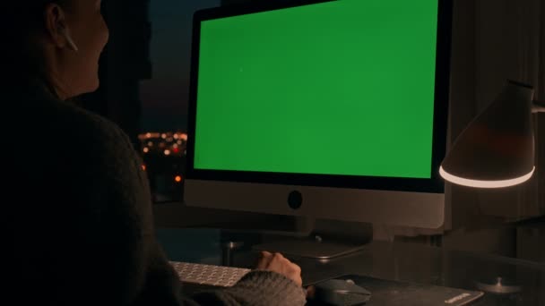 Женщина Помощью Компьютера Зеленым Экраном Работает Интернете Ночью Сотрудник Работает — стоковое видео