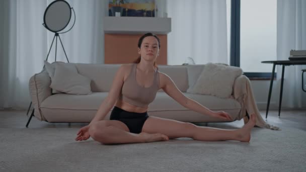 Kadın Yoga Yapıyor Esneme Hareketleri Yapıyor Apartmanda Spor Salonunda Yerde — Stok video