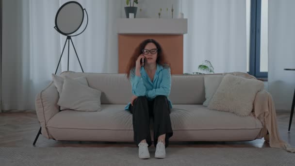 Mujer Pelirroja Sentada Sofá Tiene Conversación Telefónica Apartamento — Vídeos de Stock