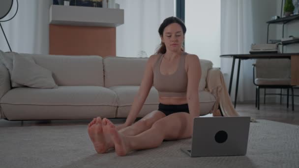 Morena Usando Laptop Viendo Línea Clases Yoga Entrenamientos Casa Mujer — Vídeos de Stock