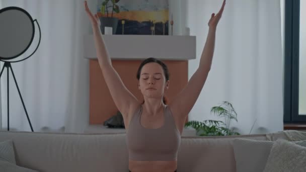 Mujer Sentada Sofá Con Técnicas Respiración Profunda Relajación Piernas Cruzadas — Vídeos de Stock