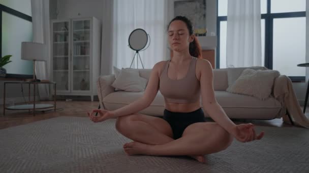 Câmera Mover Torno Mulher Sentado Exercício Pernas Cruzadas Para Reduzir — Vídeo de Stock