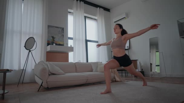 Yoga Pose Kriegerin Frau Macht Stretching Übungen Hause Workout Für — Stockvideo