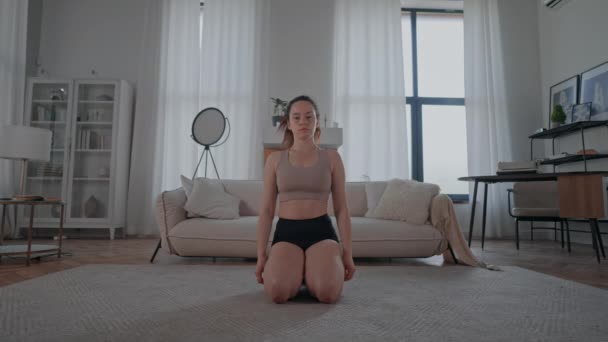 Frau Sportkleidung Stretching Nach Dem Training Hause Glücklich Brünette Blick — Stockvideo