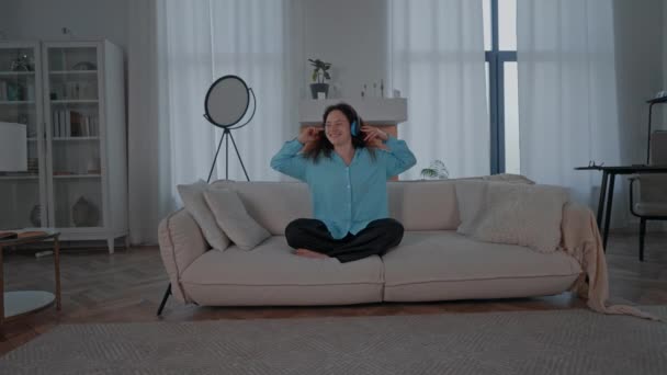 Wesoła Kobieta Słuchając Muzyki Pomocą Słuchawek Domu Brunetka Odpoczynku Cieszyć — Wideo stockowe