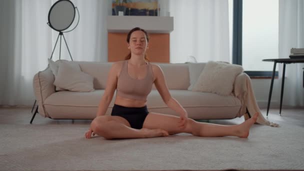 Młoda Kobieta Noszenie Odzieży Sportowej Rozciągające Ciało Mieszkaniu Sport Rano — Wideo stockowe