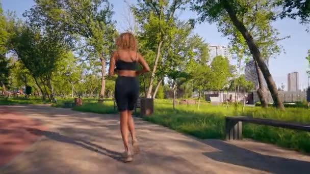 Οπισθοσκοπική Γυναίκα Ντυμένη Activewear Τζόκινγκ Στο Πάρκο Της Πόλης Καρδιο — Αρχείο Βίντεο