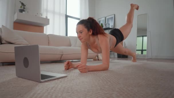 Vrouw Gekleed Activewear Doen Plank Oefening Kijken Video Online Training — Stockvideo