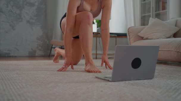 Mujer Practicando Yoga Con Entrenador Online Haciendo Yoga Pose Guerrero — Vídeos de Stock