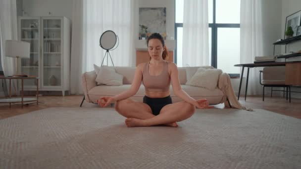 Meditação Casa Mulher Sentada Com Técnicas Respiração Profunda Relaxamento Pernas — Vídeo de Stock