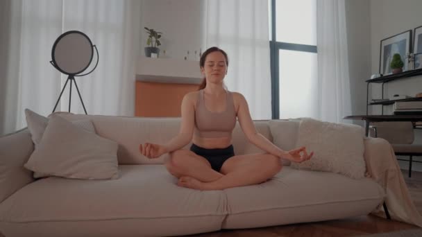 Kamera Pohybovat Kolem Ženy Oblečené Aktivewear Sedí Pohovce Zkříženýma Nohama — Stock video