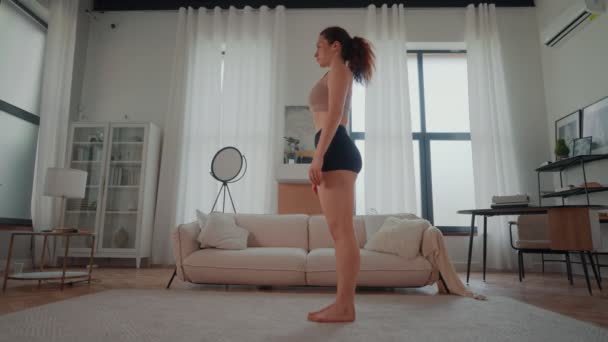 Kobieta Rozciąganie Rano Domu Sport Fitness Rutyna Mieszkaniu — Wideo stockowe