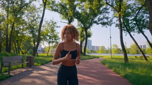 年轻瘦弱的女子在城市公园里慢跑 在主河边慢动作 在城市积极健康的生活方式 — 图库视频影像