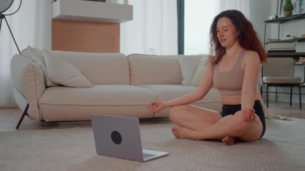 Mujer Sentada Con Piernas Cruzadas Usando Webcam Portátil Yoga Clase — Vídeos de Stock