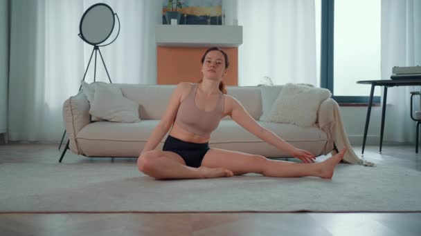 Žena Oblečená Activewear Sedí Podlaze Dělá Strečink Fitness Doma — Stock video