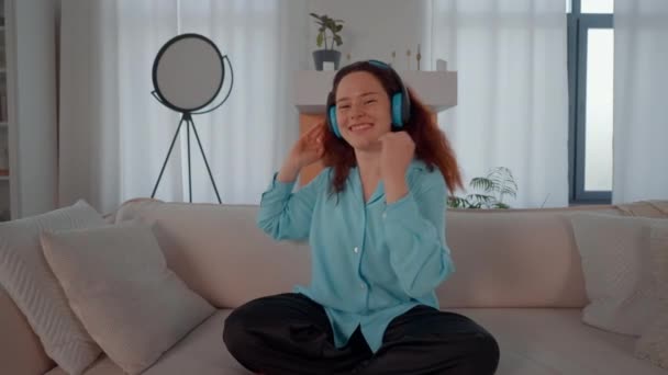 Başında Kulaklığı Olan Kadın Kameraya Bakıp Mutlu Gülümsüyor Favori Şarkısını — Stok video