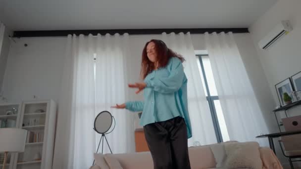 Γυναίκα Κόκκινα Μακριά Μαλλιά Χορεύει Μόνη Στο Σπίτι Ακούγοντας Μουσική — Αρχείο Βίντεο