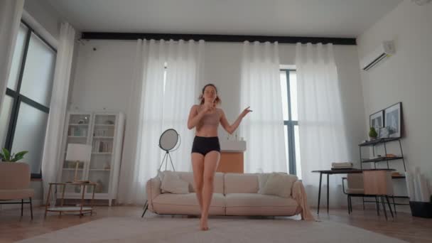 Şort Üstteki Mutlu Kadın Evde Özgürlük Dansının Tadını Çıkarıyor — Stok video