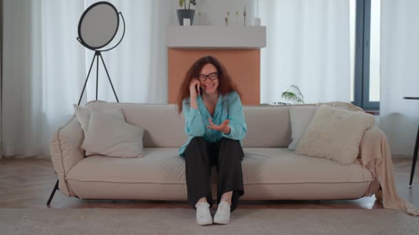 Usmívající Žena Zrzavými Kudrnatými Vlasy Drží Smartphone Chat Přítelem Telefonem — Stock video