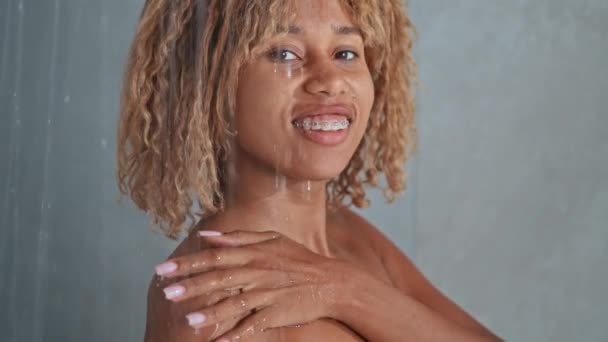 Potret Wanita Muda Dengan Rambut Keriting Pirang Berpose Kabin Mandi — Stok Video