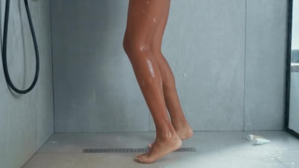 Mulher Alegre Tomando Banho Dançando Banheiro Câmera Lenta — Vídeo de Stock