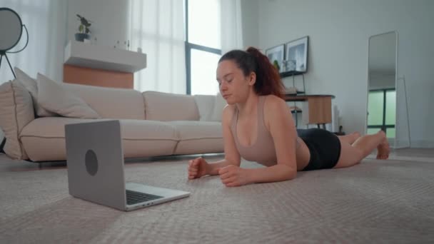 Aktif Giyinmiş Tahta Egzersizi Yapan Kadınlarının Internet Koçuyla Fitness Antrenmanı — Stok video
