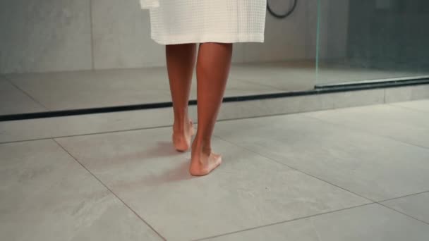 Kobieta Ubrana Biały Szlafrok Będzie Kabiny Prysznicowej Zwolniony Ruch — Wideo stockowe