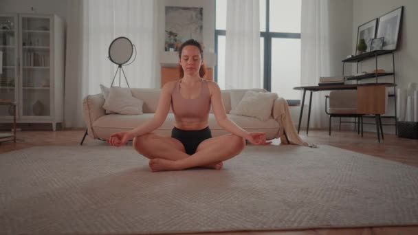 Lotus Oturan Kadın Evdeki Stresi Azaltmak Için Sabah Yoga Egzersizi — Stok video