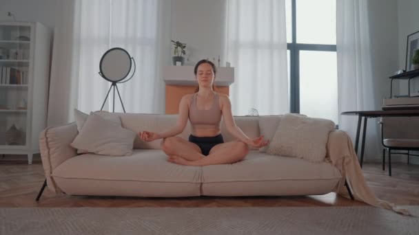 アパートのブルネット座席の位置 自宅でのストレスと意識を減らすための呼吸運動 — ストック動画