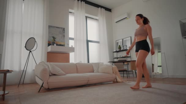 Mujer Vestida Con Ropa Deportiva Haciendo Yoga Casa Estilo Vida — Vídeos de Stock