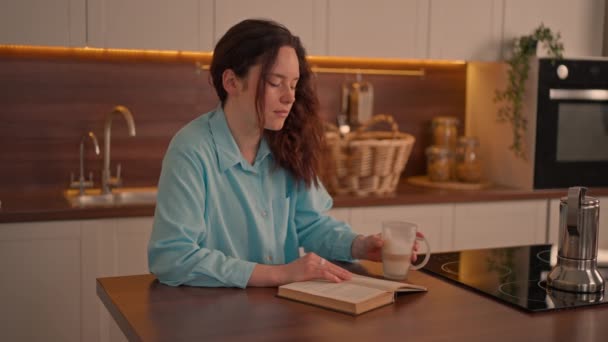 Mulher Sentada Mesa Bebendo Café Lendo Livro Cozinha Aconchegante Vida — Vídeo de Stock