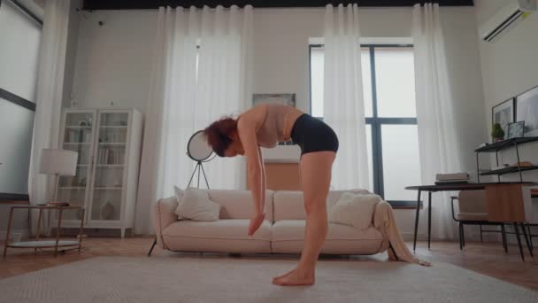 Femme Étirement Faire Échauffement Séance Entraînement Dans Routine Sportive Salon — Video