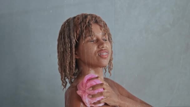Νερό Χύνει Ευτυχισμένη Γυναίκα Ξανθά Σγουρά Μαλλιά Κρατώντας Ροζ Φύσημα — Αρχείο Βίντεο