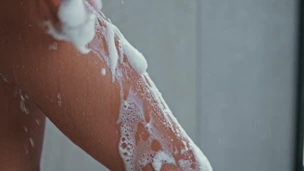 Λεπτομέρειες Close Γυναίκα Πλύσιμο Του Σώματος Κρατώντας Ροζ Wisp Του — Αρχείο Βίντεο