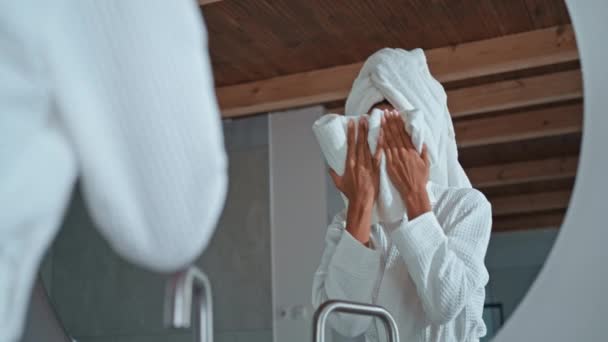 Zabieg Pielęgnacyjny Dla Skóry Twarzy Dorosła Kobieta Ręcznikiem Włosach Ubrany — Wideo stockowe